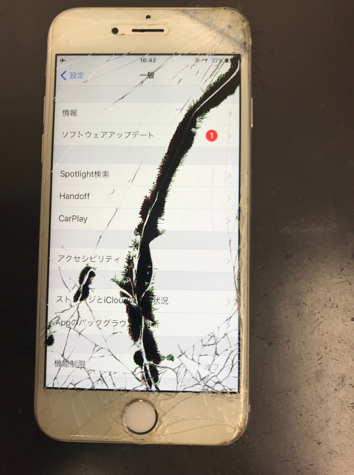 iPhone 画面に黒いシミ 画面割れが原因かも。データそのままでスグ修理するならiPhone 修理 小倉 スマップル北九州小倉店へお任せ