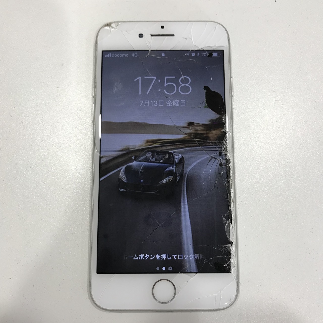 画面の右側に黒いシミができた タッチができない そんな時は 液晶破損の可能性アリ Iphone修理 小倉 スマップル北九州小倉店へお任せ下さい Iphone修理を北九州でお探しの方ならスマップル北九州小倉店