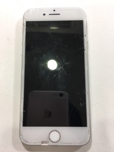 iPhone7 砂利に落として破損