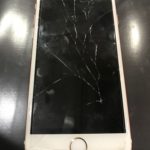 地面に落としたiPhoneの画面が割れてバキフォンに！？iPhone6sの画面交換修理ならやっぱりスマップル北九州小倉店！！
