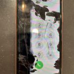 iPhone XRの画面に滲み出した黒いシミ・・・