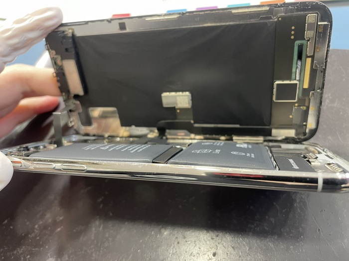 iPhone X 画面浮き　バッテリー膨張　小倉　バッテリー交換　アイホン　修理　アイフォーン
