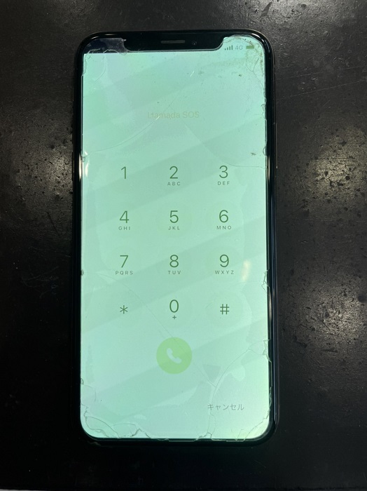 iPhoneXs　黄緑色に発光　画面