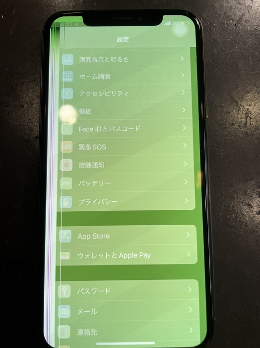 iPhoneXs　画面　緑色　発光