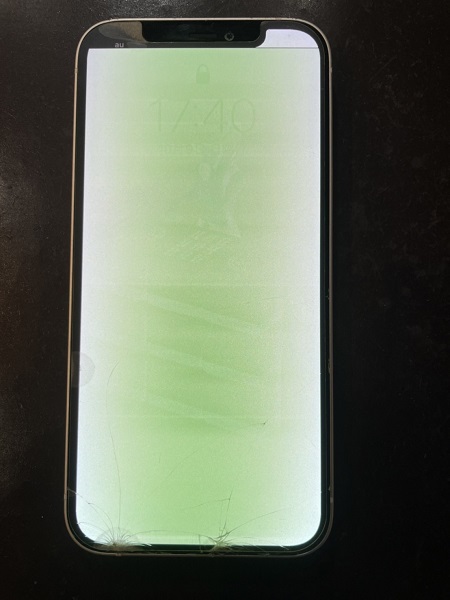 画面が緑色になったiPhone12