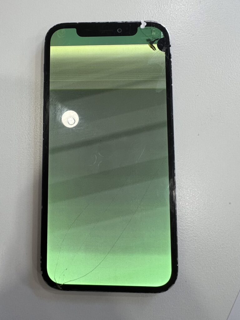 iPhone12液晶　緑