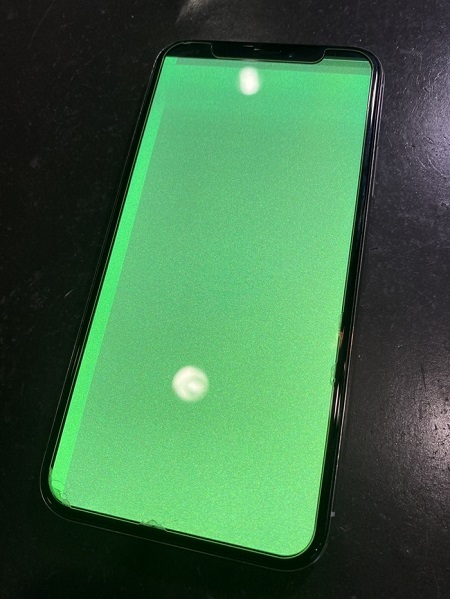 iPhone Xsが水没して画面が緑色になった