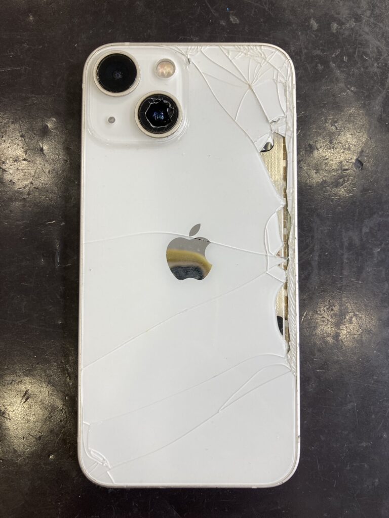 iPhone13 miniのレンズと背面が割れている