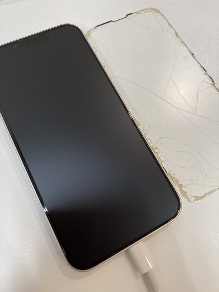 綺麗なフィルムを貼り付けてくれる修理屋さん