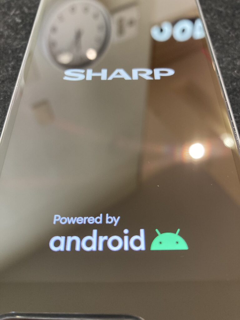 新しい画面に交換して、コーティングをしたAQUOS