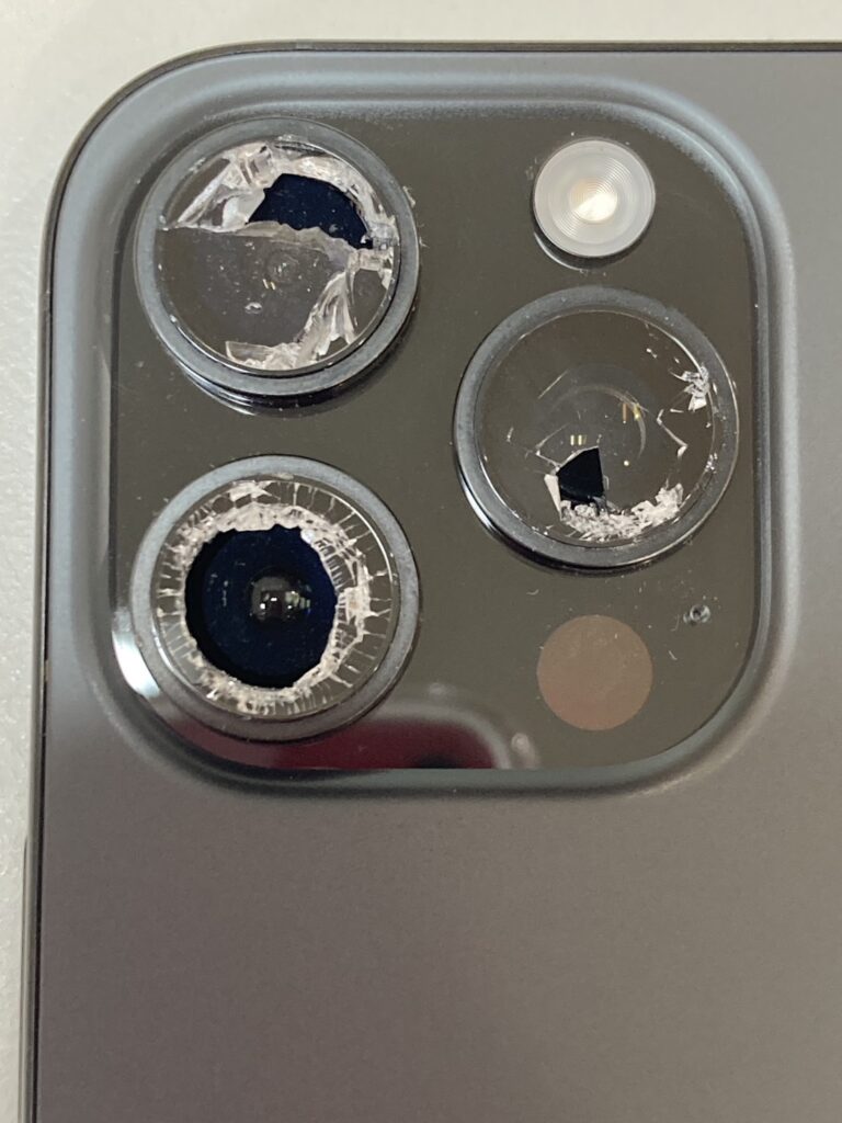 カメラレンズが割れたiPhone16pro