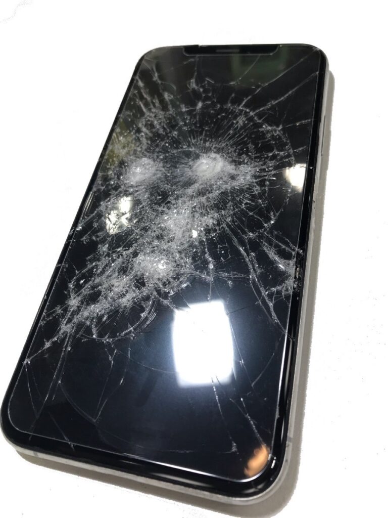 自動車に踏まれたiPhone11