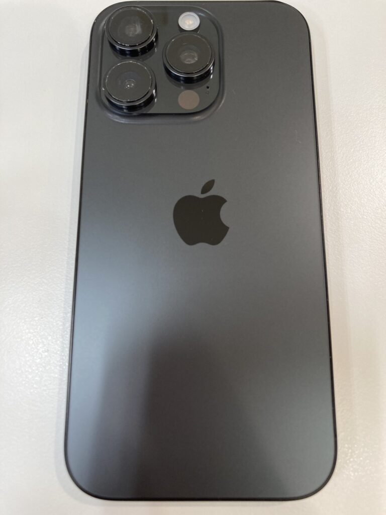 カメラレンズのみを修理したiPhone16pro